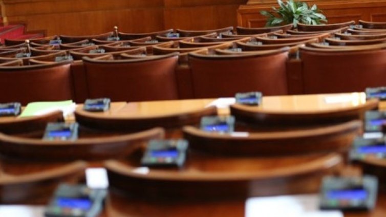 Депутатите работохолици: Ще работят до 23 часа