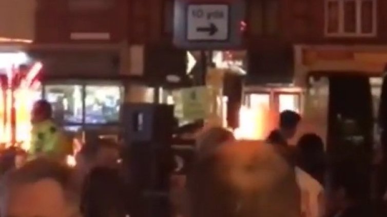 Кола се взриви до коледен пазар в Лондон