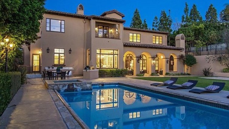 Слаш продаде имение със стриптийз бар за $8,7 млн.