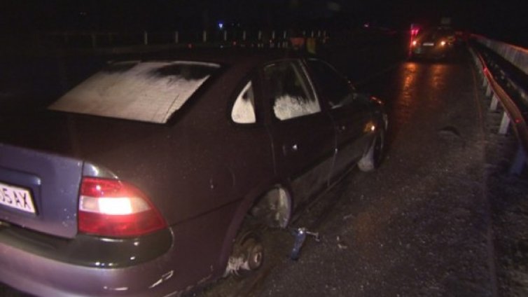 Спукани гуми, криви джанти&hellip; Дупка потроши над 10 коли на "Тракия"