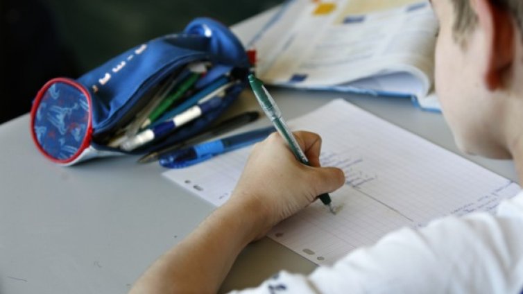 В едно училище в София: Прави до откат! И&hellip; Деца, целувайте ръка!