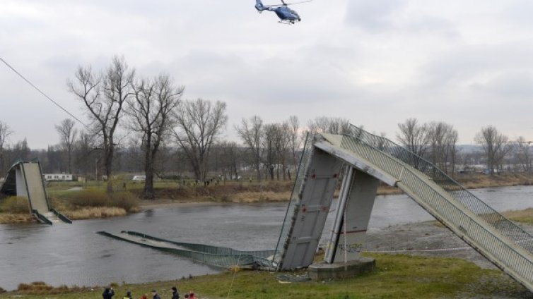 Рухна мост над река Вълтава в Прага, пострадаха четирима