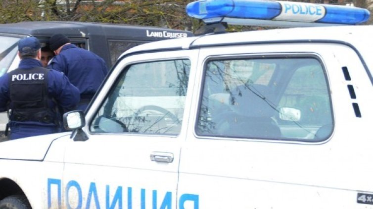 Мъже нахълтаха посред нощ в къща, отвлякоха жена