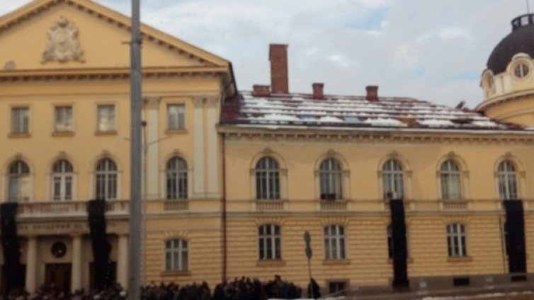 Учените напират за среща с Борисов. Не свалят черните знамена 