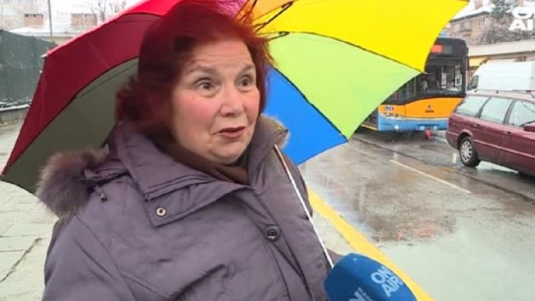 Дупка напът да глътне автобусна спирка в София