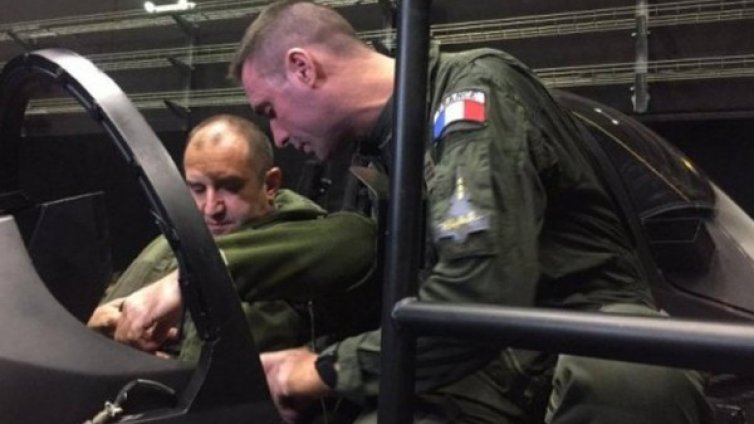 Радев след "Рафал"-а с носталгия: Беше невероятно, пилотирах!