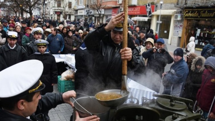 Моряци с курбан за празника, нагостиха варненци