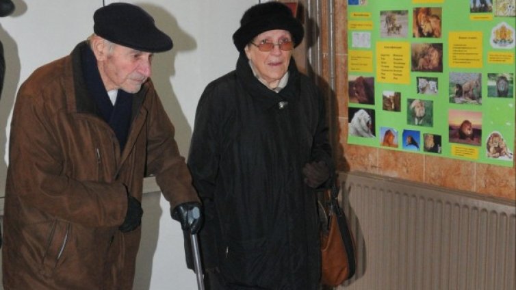 Предколедно: Започна изплащането на бонус пенсиите