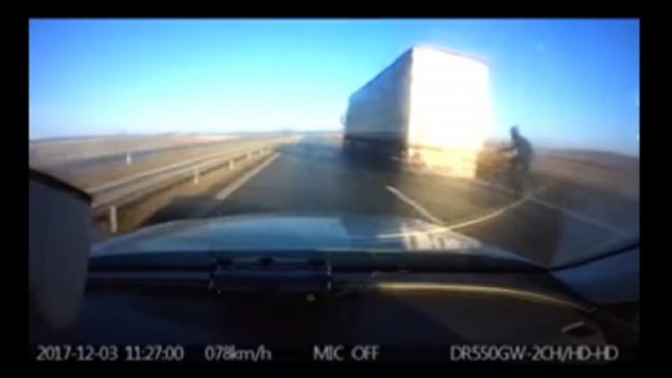 Колоездач върти педалите с 90 км/ч по магистрала, глобиха го