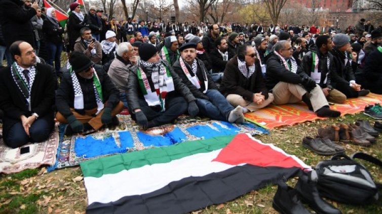 Протест: Мюсюлмани участваха в молитва пред Белия дом