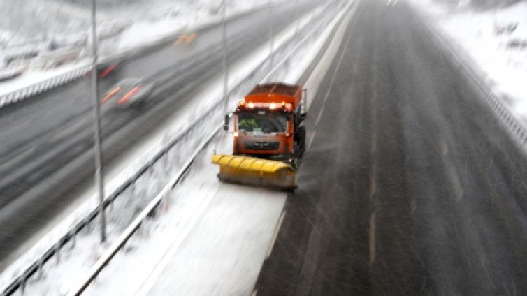 Снежни бури затвориха пътища и летище в Европа