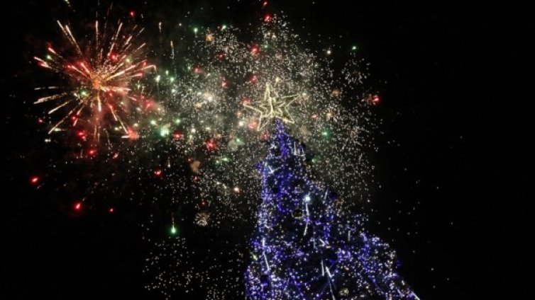 Тиха нощ, свята нощ... Христос се роди! Струи мир и светлина