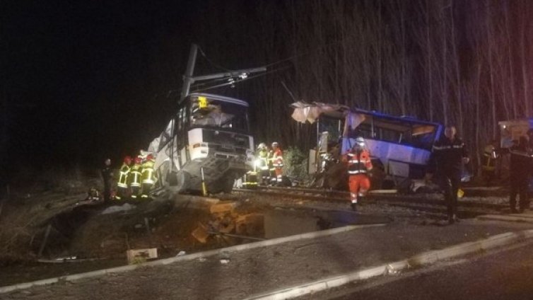 На жп прелез във Франция: Четири деца са загинали, 19 са ранени