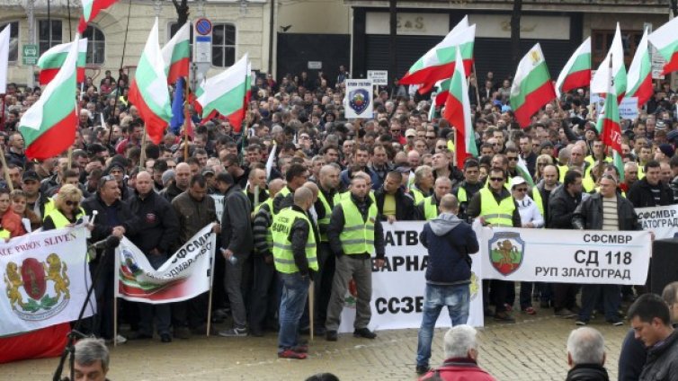 Полицаите пак стягат редиците, готвят протест на границите