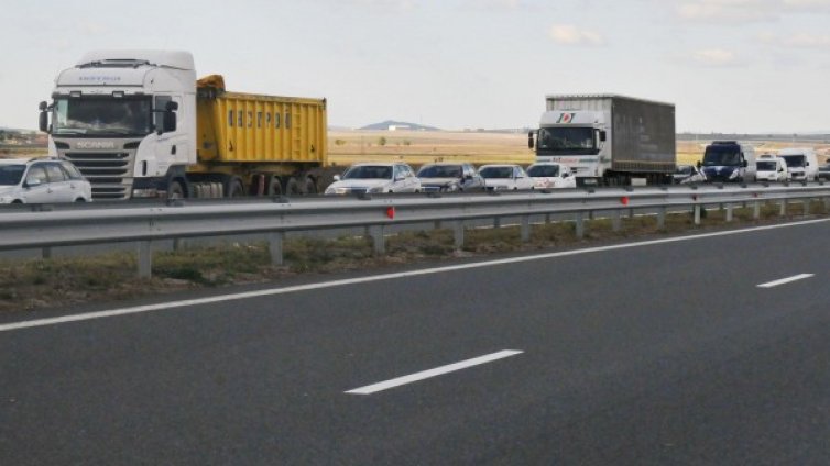 Камион аварира на "Тракия"