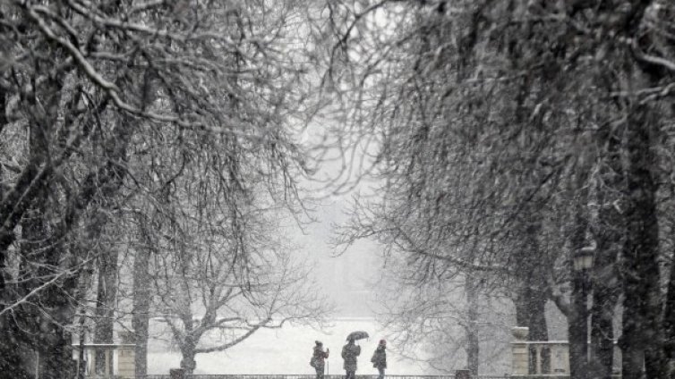 Над 500 машини чистят снега, най-много вали в Софийско