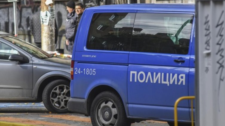 С тиксо на устата: Момиченцето от Момчилград удушено от жена?