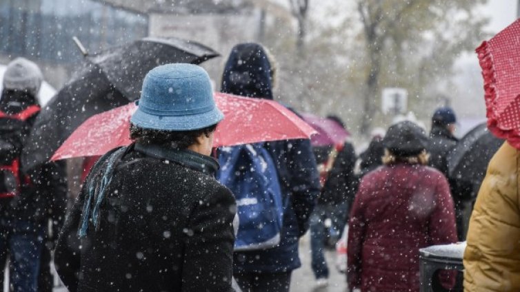 Валежите продължават: Дъжд на изток, сняг на юг