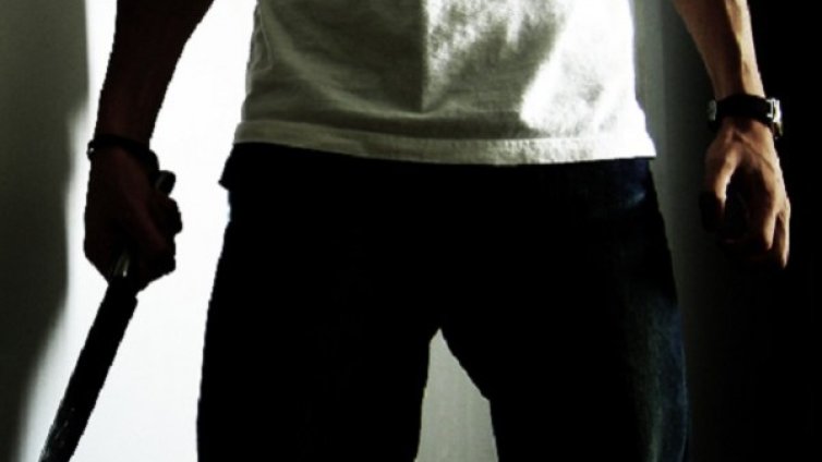 Маскиран и с нож задигна 5 бона от казино в Казанлък