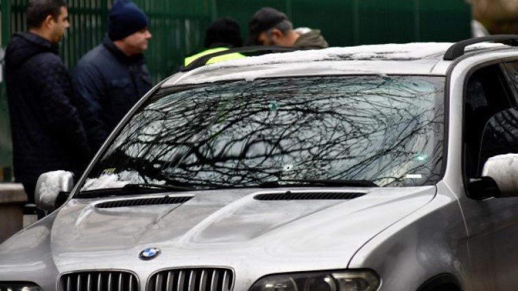 Простреляният данъчен &ndash; бившо ченге. Борят се за живота му