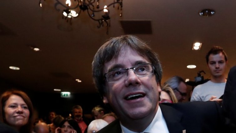 Пучдемон предложи на Рахой да се срещнат извън Испания