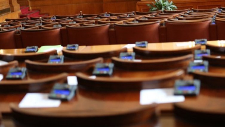 Депутати по Коледа: Разпускат със SPA или в домашна обстановка