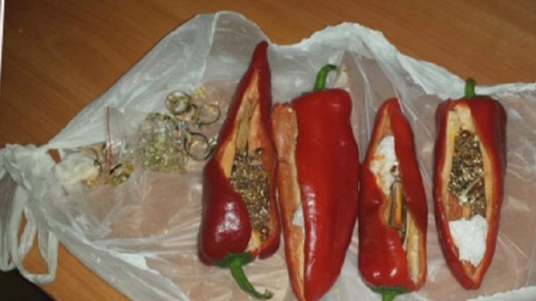 Изненади: Златни накити в червени чушки, марихуана &ndash; в картички