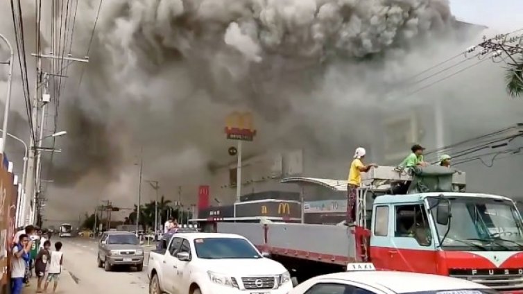 Извадиха 37 тела от опожарения търговски център в Давао