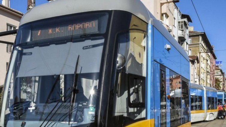 Нагли джебчийки обраха жена в трамвай, тя пък ги задържа