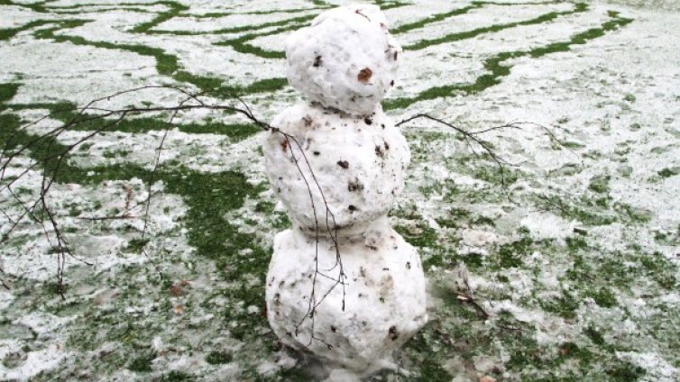 Януари &ndash; топъл, с много малко сняг, а живакът скача и до 15&deg;C!
