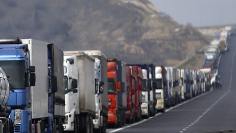 За прибирането след празнуването: АПИ спира камионите