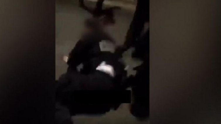 С окуражителни възгласи: Чернокожи пребиха полицайка във Франция