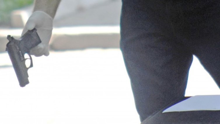 Баща и син стреляха по родата, раниха жена