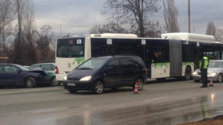 9 автомобила се нанизаха при катастрофа в София