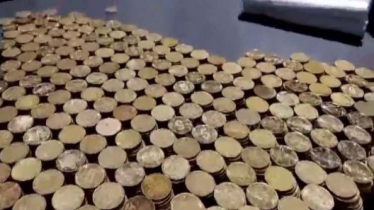 Мъж брои $11 000 за нова кола... в монети