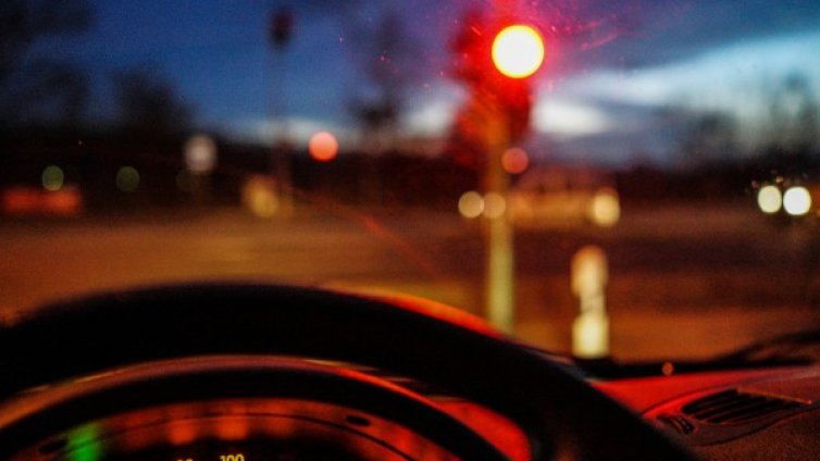 На "червено": Шофьор блъсна баба в Горна Оряховица 