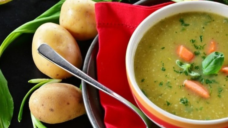 Рецептата Dnes: Пилешки бульон със зеленчуци 