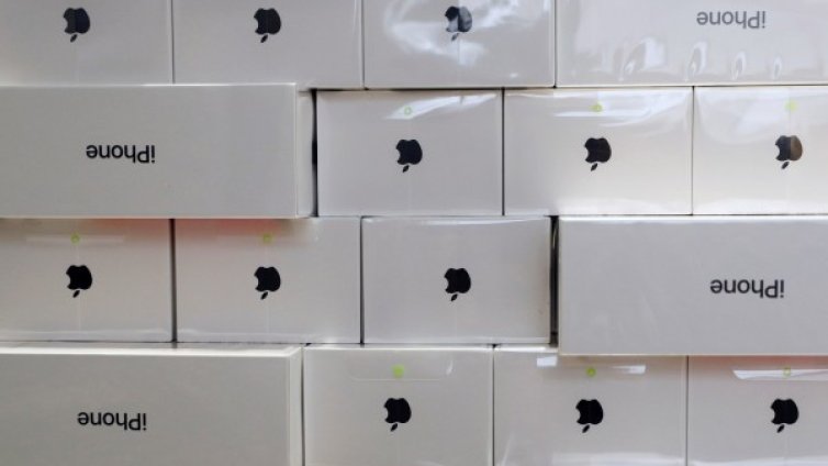 Натискът над Apple заради проблемите с батериите расте