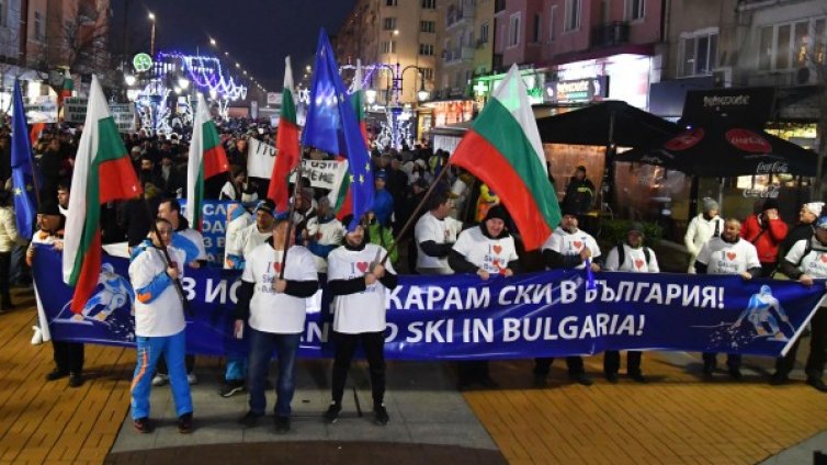 Два протеста един срещу друг: За Пирин, за лифта... 