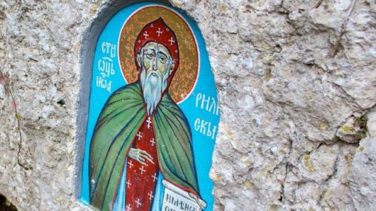Икони в гората: Богородица и Св. Иван Рилски из Шуменското плато