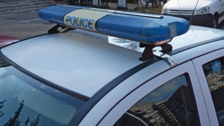 Шофьор без книжка се заби в бетонна стена в Пловдив