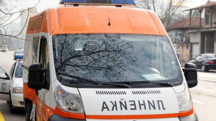 Мъж е с опасност за живота, блъснало го кола в Бургас