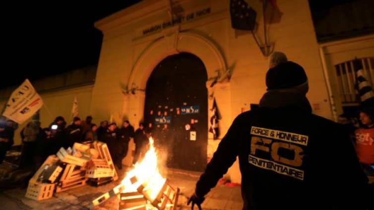 Френски надзиратели на протест заради радикализирани затворници