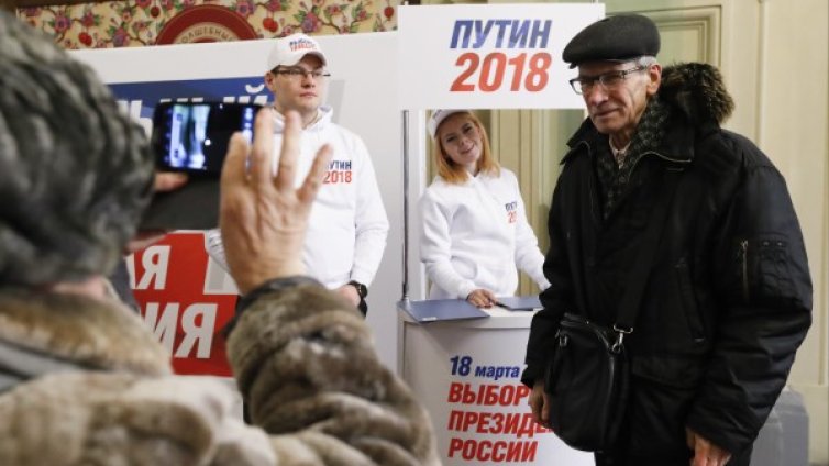 С референдуми вдигат активността за президентския вот в Русия