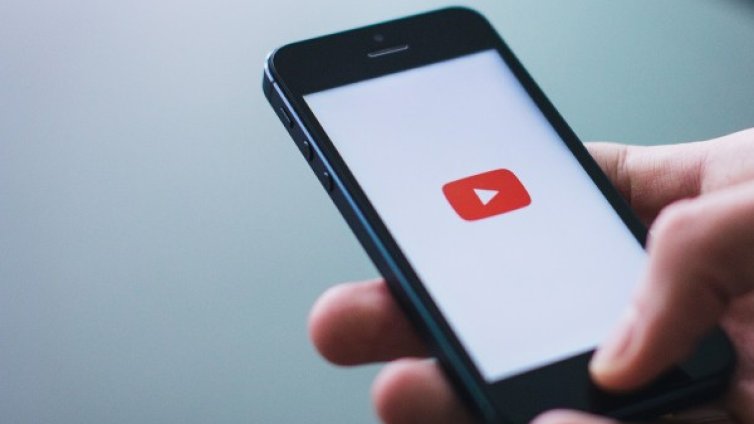 Драмата на YouTube... рекламите в неподходящи клипове