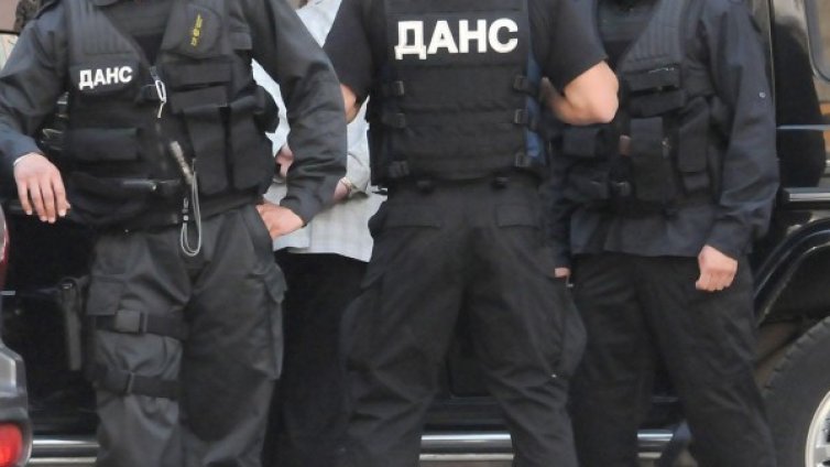 Полицията отново влезе в МУ заради прием по "втория начин" 