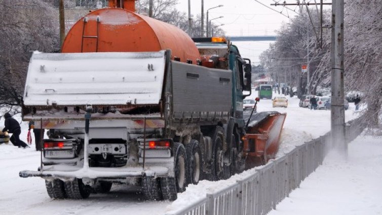 Над 900 машини ринат и обработват пътищата в страната