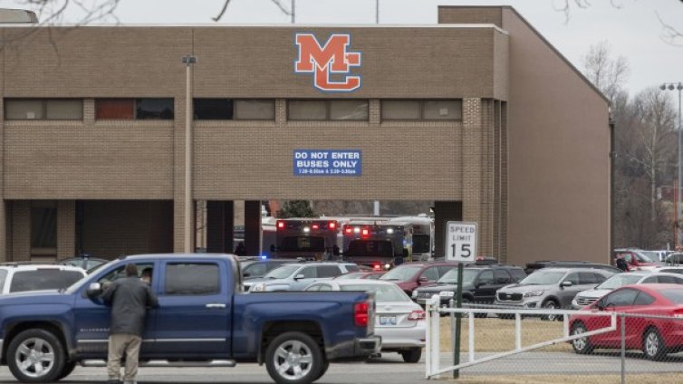 Двама ученици загинаха при стрелба в училище в САЩ