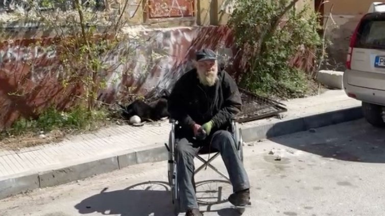 Мъж в неравностойно положение е подложен на тормоз, открил си кучето мъртво