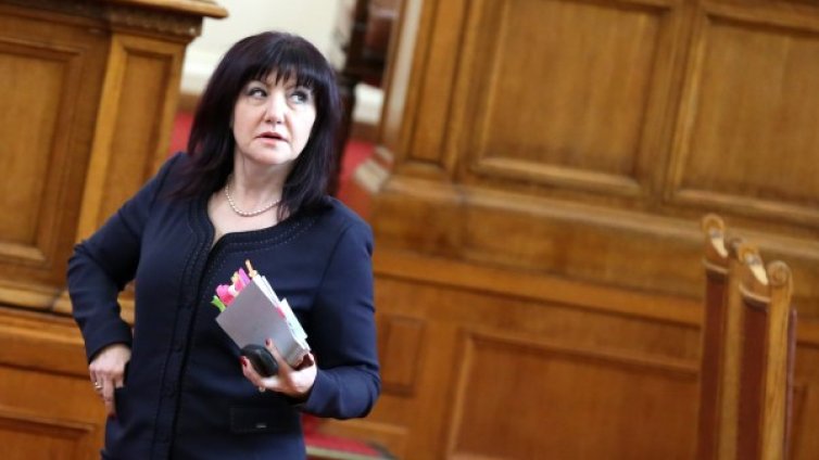 Караянчева: Ниското доверие към НС е заради Радев